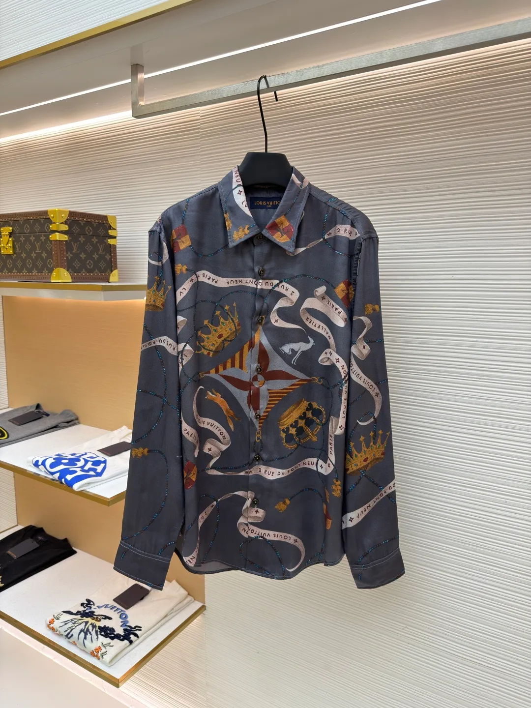 LOUIS VUITTON lapel printed mulberry silk shirt ●Original version: Purchased and developed for 17000 ●Item number: 1682218-A85 ●Fabric: worsted mercerized imitation Tencel fabric ●Technology: made by positioning cutting machine ●Color: gray ●Version: fitted version ●Weight: about 190 grams ●Size: S-M-L-XL ●Description: This printed long-sleeved shirt is made of 19mm mulberry silk and cotton blended fabric, which is made through high-density weaving process. The fabric combines the smooth luster of silk with the crisp and breathable characteristics of cotton, and has excellent wrinkle resistance and drape. The body printing adopts digital direct inkjet printing combined with manual overlay screen printing process. First, digital direct inkjet is used to restore the delicate texture and gradient color of the crown, ribbon and other patterns, and then manual overlay screen printing is used to superimpose metallic texture ink to make the three-dimensional relief and glossiness of the pattern more prominent. After high-temperature fixation and water washing tests, the color fastness reaches level 4 or above. The collar of the shirt adopts an inlaid collar design, which is combined with high-temperature pressing and shaping technology to make the collar stiff and not easily deformed; the placket is made of hand-locked hemming technology, and the buttons are made of natural horn buttons, each of which is polished by hand; the side seams are made of French double-needle chain stitching, and the cuffs are designed with adjustable cuffs, showing fine workmanship in every detail. The overall wiring is straight and delicate, the fabric is comfortable and soft, and the color is consistent without color difference. It can be matched with the same style to create a fashionable look and control various occasions. Customized accessories, complete with three standards, same style for men and women!